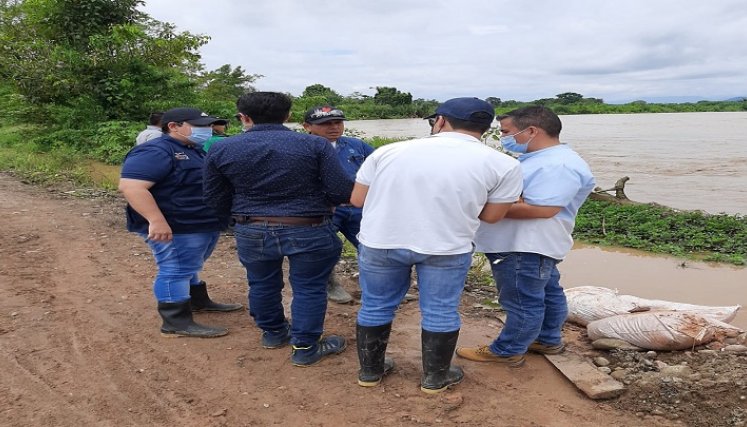 Buena Esperanza, verificación del nivel de las aguas en el río Zulia. Buena Esperanza, verificación del nivel de las aguas en el río Zulia.