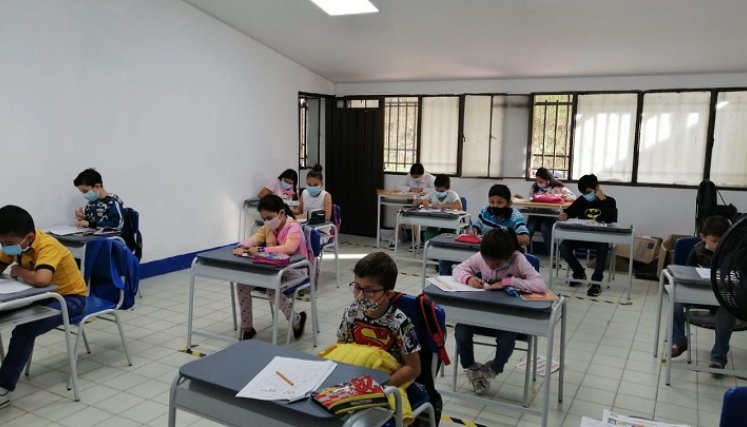El objetivo es que ningún niño se quede sin estudiar. La estrategia se desarrolla en articulación con las secretarías de Educación. / Foto: Cortesía / La Opinión