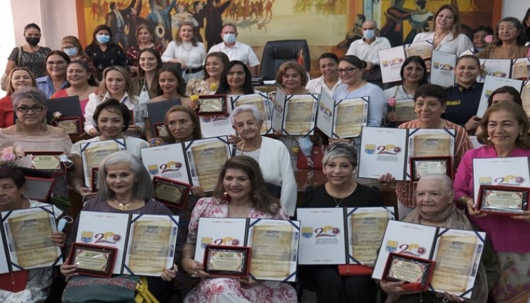 Las condecoradas se destacan en labores sociales, emprendimientos, liderazgo, entre otros. / Foto: Cortesía/La Opinión