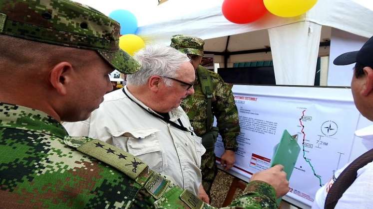 El empresario norteamericano, Howard Graham Buffet visitó la zona del Catatumbo para verificar la inversión encaminada a restituir el tejido social. / Foto: Cortesía / La Opinión 