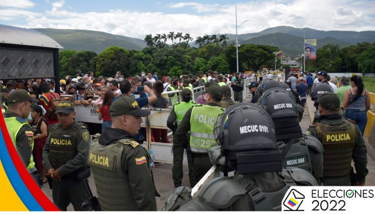 Colombianos esperan pasar la frontera y ejercer su derecho al voto.