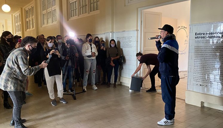 ‘Ahiman’ rapero cucuteño presentándose en la entrada de la exposición.