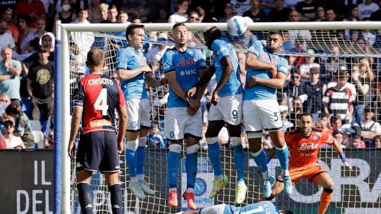 David Ospina (naranja) defendiendo el arco del Napoli