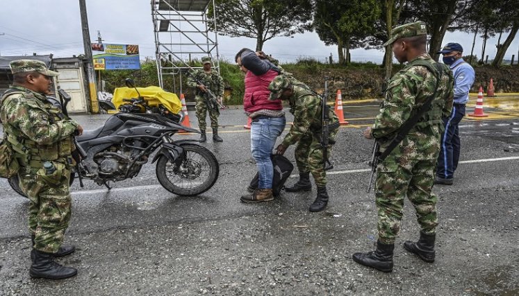 Autoridades vigilan los corredores viales. / Foto: AFP