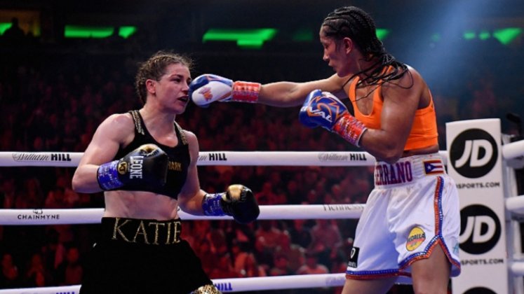 Katie Taylor (negro) y Amanda Serrano (naranja con blanco)