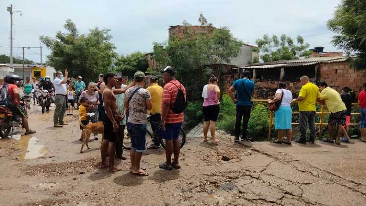 La comunidad se reunió a observar el lugar donde encontraron el carro.