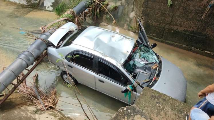 Un tubo impidió que el automotor siguiera siendo arrastrado por la corriente del canal.