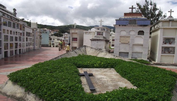 En el cementerio central de Ocaña se encuentra enterrado el tesoro del sacerdote Alejo María Buceta y en torno a ese episodio se han tejido narraciones fantásticas. 