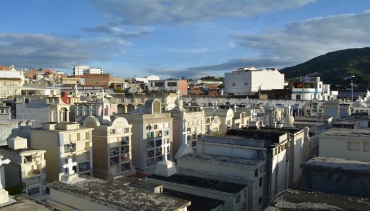 En el cementerio central de Ocaña se encuentra enterrado el tesoro del sacerdote Alejo María Buceta y en torno a ese episodio se han tejido narraciones fantásticas. 