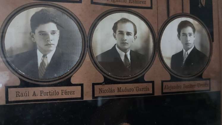 En el museo del colegio nacional José Eusebio Caro de Ocaña se encuentra el mosaico donde aparece como graduando del año 1947 el padre de Nicolás Maduro.