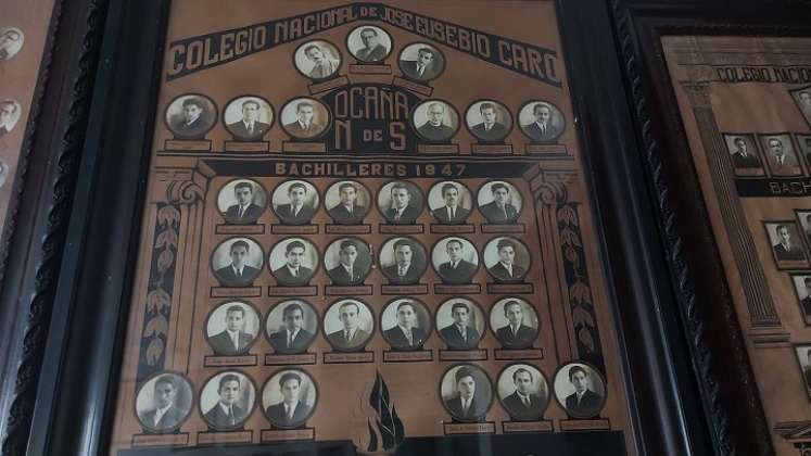 En el museo del colegio nacional José Eusebio Caro de Ocaña se encuentra el mosaico donde aparece como graduando del año 1947 el padre de Nicolás Maduro.