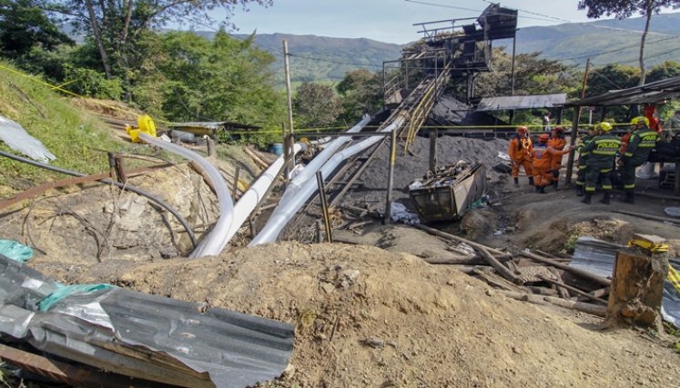 No paran las operaciones Los rescatistas, en tres turnos, han trabajado sin parar con la misión de sacar a todos los mineros que quedaron atrapados dentro del tunel.
