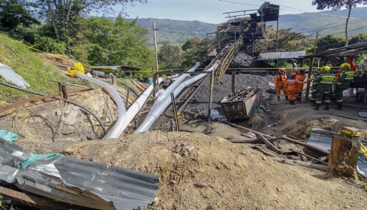 Los rescatistas, en tres turnos, han trabajado sin parar con la misión de sacar a todos los mineros que quedaron atrapados dentro del tunel. 