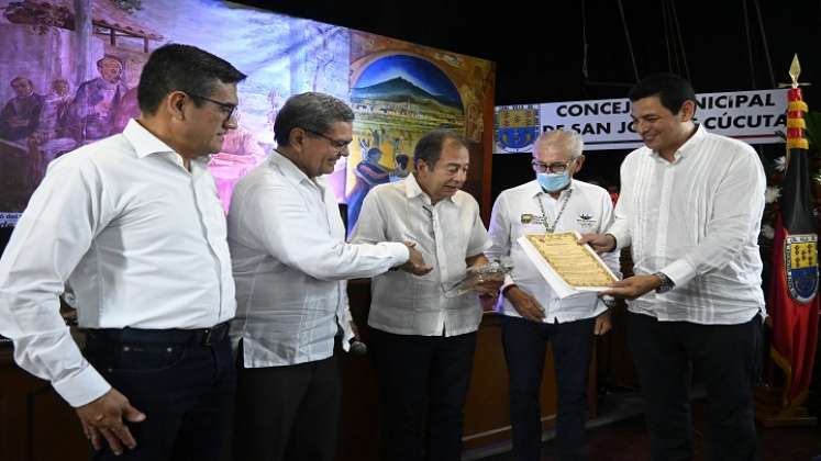 (De izquierda a derecha). Acompañan en la fotografía Oliverio Castellanos, Olger García Velásquez, José Eustorgio Colmenares, Jairo Yáñez y Luis Fernando Niño./ Foto: Jorge Gutiérrez / La Opinión 