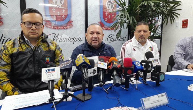El alcalde de San Cristóbal junto a directores del ayuntamiento explicaron el funcionamiento del nuevo sistema en línea./ Foto: Anggy Polanco / La Opinión 