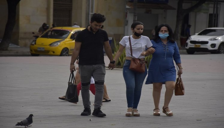 Gente sin tapabocas en las calles. / Foto: Pablo Castillo / La Opinión 