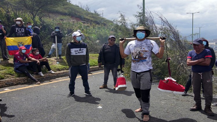 Con hogueras y barricadas indígenas de Ecuador reclaman ayuda económica./Foto: AFP