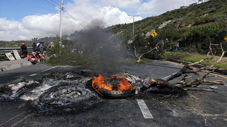 Con hogueras y barricadas indígenas de Ecuador reclaman ayuda económica./Foto: AFP