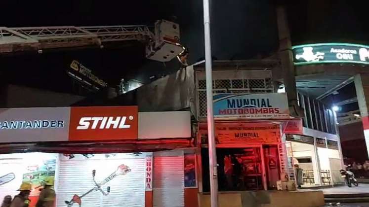 Los bomberos entraron por el techo para controlar la emergencia.