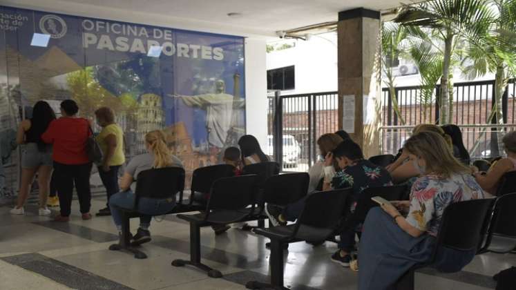 Algunas personas señalaron que llevaban casi 6 meses esperando la cita, trámite que solicitaron de manera virtual.  /Foto: Pablo Castillo / La Opinión