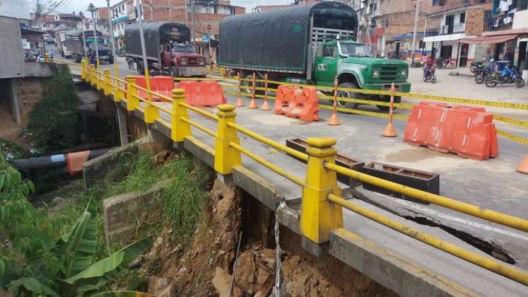 La Territorial de Vías de Ocaña avanza con la recuperación de la estructura vial del puente La Sal que conecta con la costa norte colombiana. / Foto: Javier Sarabia / La Opinión 