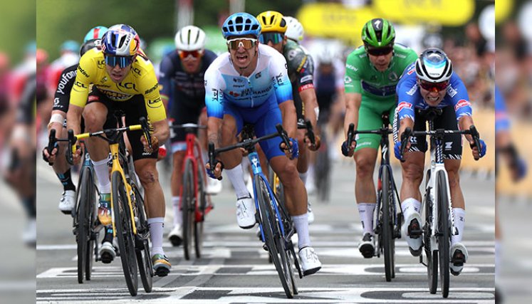 Groenewegen ganó en foto finish la tercera etapa del Tour de Francia