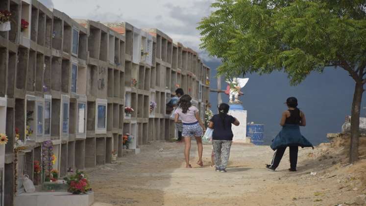 El cementerio Golgota es reconocido por darle siempre un lugar digno a los fallecidos, aunque sus familias no tengan recursos suficientes. /Foto: Pablo Castillo/La Opinión