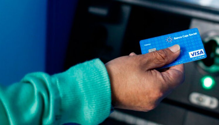 Para los retiros con tarjetas de débito en cajeros internacionales, Caja Social es uno de lo banco con las tarifas más bajas. / Foto: Colprensa