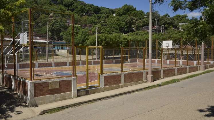 La cancha del barrio es de los puntos más peligrosos, al parecer, allí venden droga y atracan.