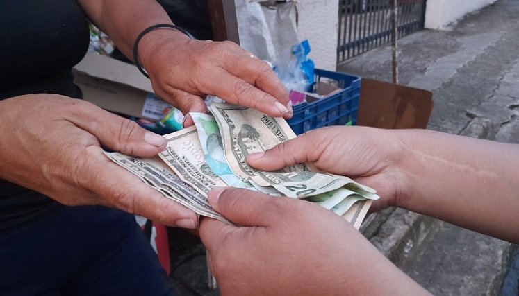Comerciantes del Táchira temerosos a recibir bolívares ante alza del dólar. Fotos Anggy Polanco / La Opinión