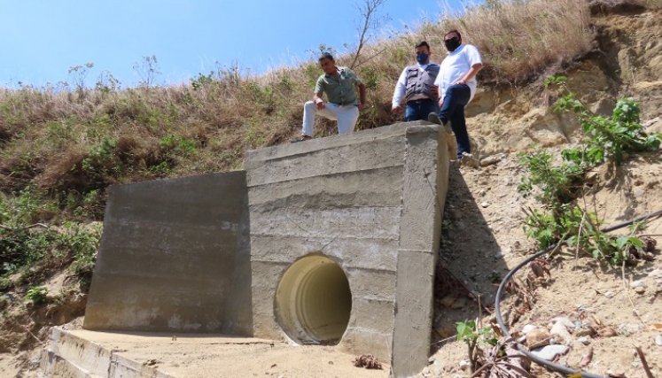 La administración municipal adelanta el proceso de recuperación de la arteria vial que conduce hacia el corregimiento de Pueblo Nuevo. / Foto: Cortesía / La Opinión