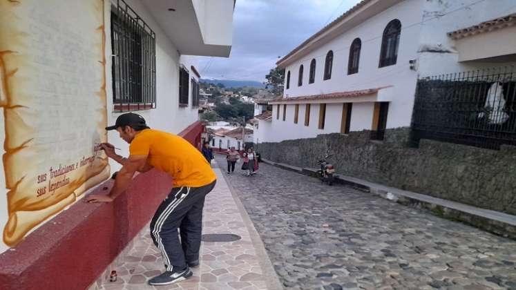 A través de murales, los líderes comunales pretenden perpetuar la historia de Ocaña. En las paredes de las viejas casonas de la calle empedrada del Embudo se deja la huella de ese pasado. / Foto: Cortesía / La Opinión 