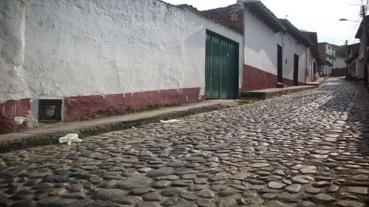 A través de murales, los líderes comunales pretenden perpetuar la historia de Ocaña. En las paredes de las viejas casonas de la calle empedrada del Embudo se deja la huella de ese pasado. / Foto: Cortesía / La Opinión 