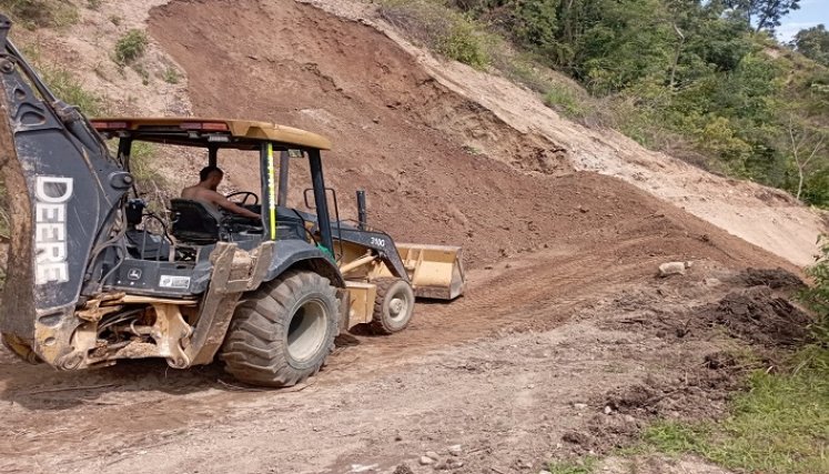 La administración municipal adelanta el proceso de recuperación de la arteria vial que conduce hacia el corregimiento de Pueblo Nuevo. / Foto: Cortesía / La Opinión 