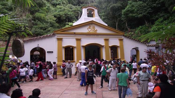 En el santuario del agua de la virgen se venera con inmenso fervor religioso la imagen de la virgen morena.  / Foto: Cortesía / La Opinión 