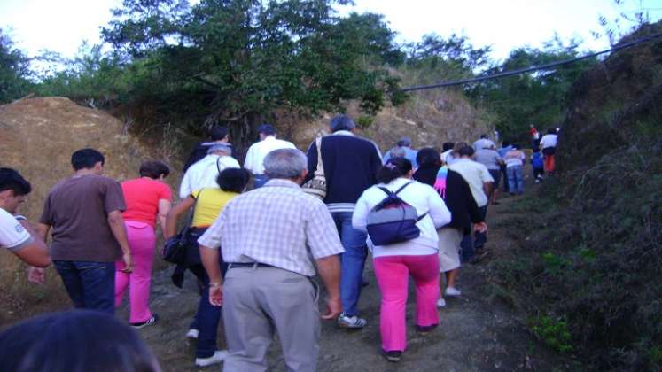 Miles de feligreses procedentes de diferentes rincones del país suben hasta el santuario a venerar a la virgen morena de las gracias de la Torcoroma. / Foto: Cortesía / La Opinión