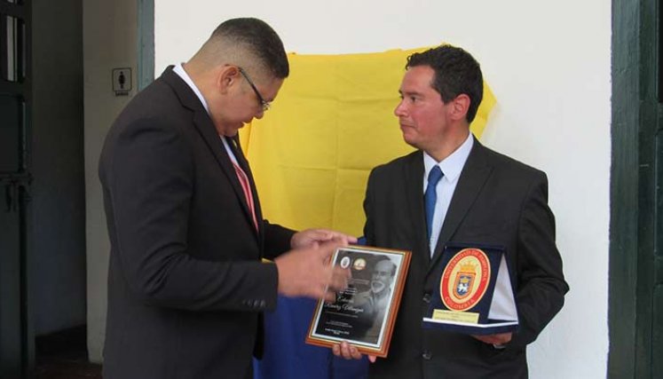 El rector de la universidad d ePamplona, Ivaldo Torres, entrega una placa al director del Museo de Arte Moderno, Ricardo Becerra/Foto Cortesía