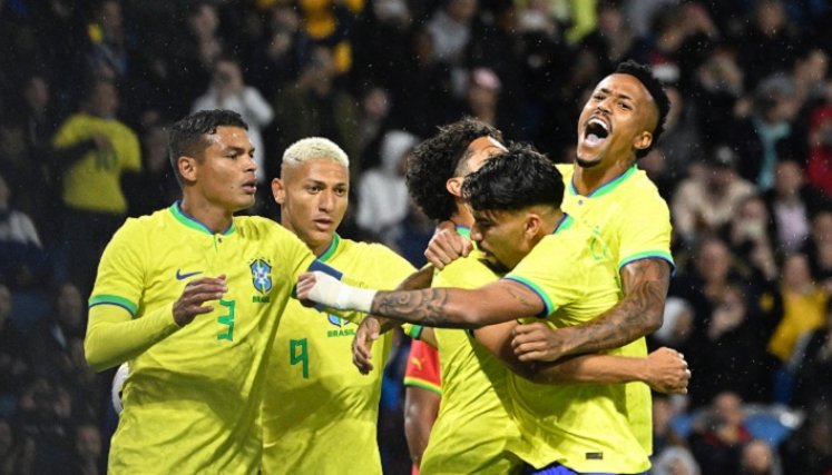 Selección brasileña de fútbol cierra su preparación al Mundial ante Túnez.