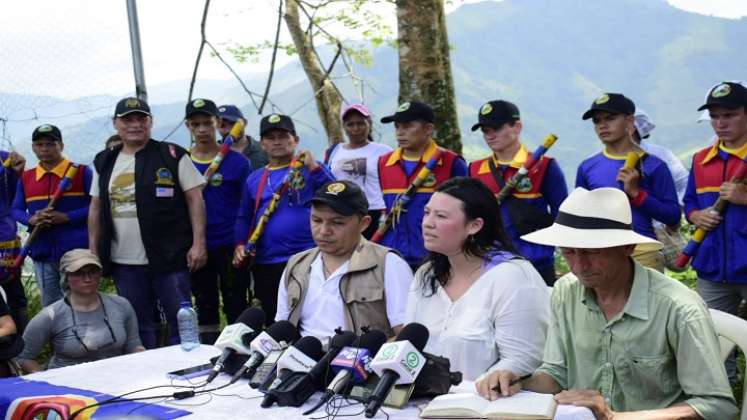 delegados de entidades defensoras de derechos humanos llegan hasta la zona rural de Teorama para verificar la situación y buscar salidas al fenómeno social. Los campesinos exigen la reubicación de la base militar.