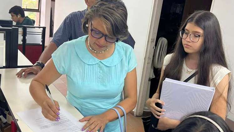 Yolima Gómez inscribe aquí su candidatura a la rectoría de la UFPS./Foto cortesía