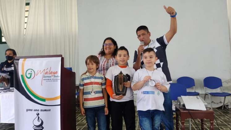 Jhojan Anavitarte (centro) fue el ganador del torneo IRT de ajedrez.