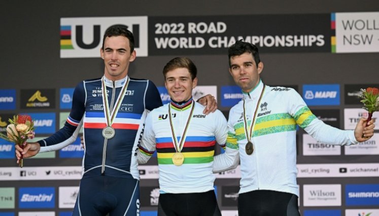Remco Evenepoel (centro) es el nuevo campeón Mundial de ruta.