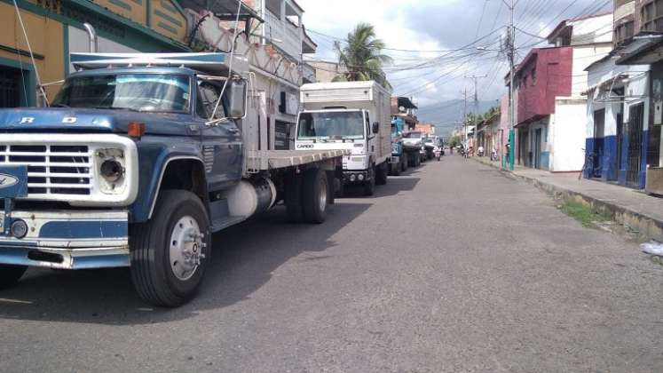 Empresas transportadoras de carga se alistan con habilitaciones y permisos para arrancar las operaciones de intercambio comercial. / Foto: Anggy Polanco / La Opinión