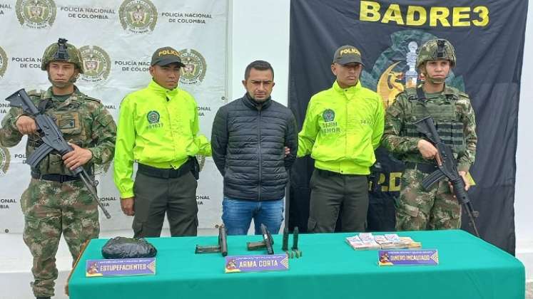 Le incautaron dos armas, balas, celulares, 500 gramos de base de coca y $17.900.000 en efectivo.