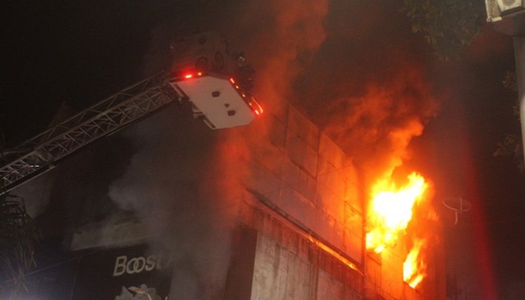 Tuvieron que traer 4 camiones apagafuegos, 2 vehículos cisterna y 2 vehículos de logística para controlar el fuego.