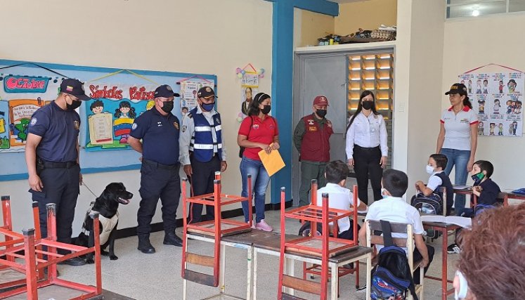 Explican a los niños qué casos y cómo los deben denunciar. / Foto: Anggy Polanco