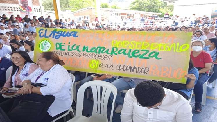 Los manifestantes buscan un referéndum derogatorio de la iniciativa donde se autoriza al alcalde a entregar en concesión el acueducto. / Foto: Cortesía / La Opinión