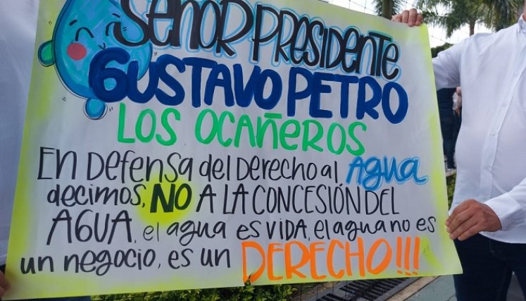 Los manifestantes buscan un referéndum derogatorio de la iniciativa donde se autoriza al alcalde a entregar en concesión el acueducto. / Foto: Cortesía / La Opinión