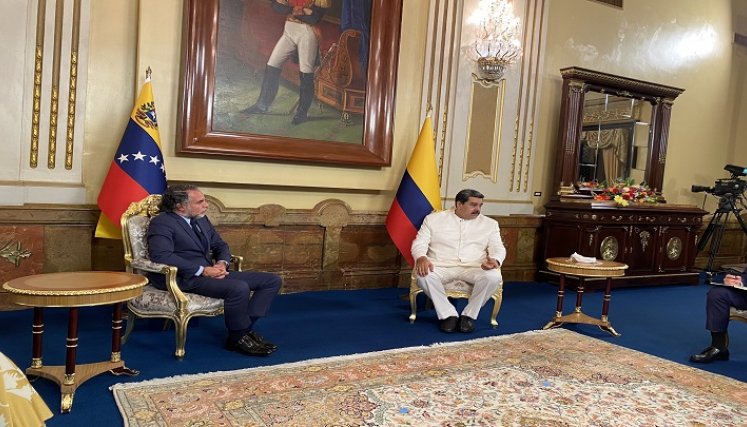 La actitud jocosa que se le vio Embajador Benedetti en el encuentro con el presidente Nicolás Maduro, fue criticada en Colombia. / Colprensa Embajador Armando Benedetti