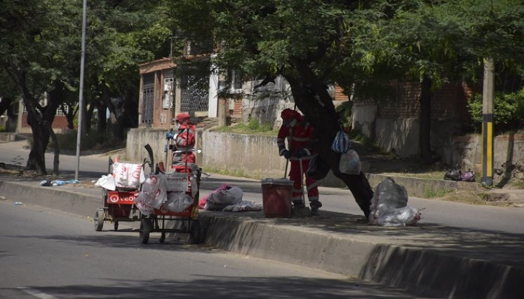 Operarios de Veolia captados en la labor de barrido en El Salado, Avenida Panamericana.  / Foto: Pablo Castillo / La Opinión 